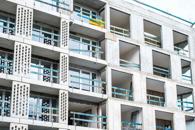 Zbliżenie na blok z mieszkaniami – sprzedaż nieruchomości